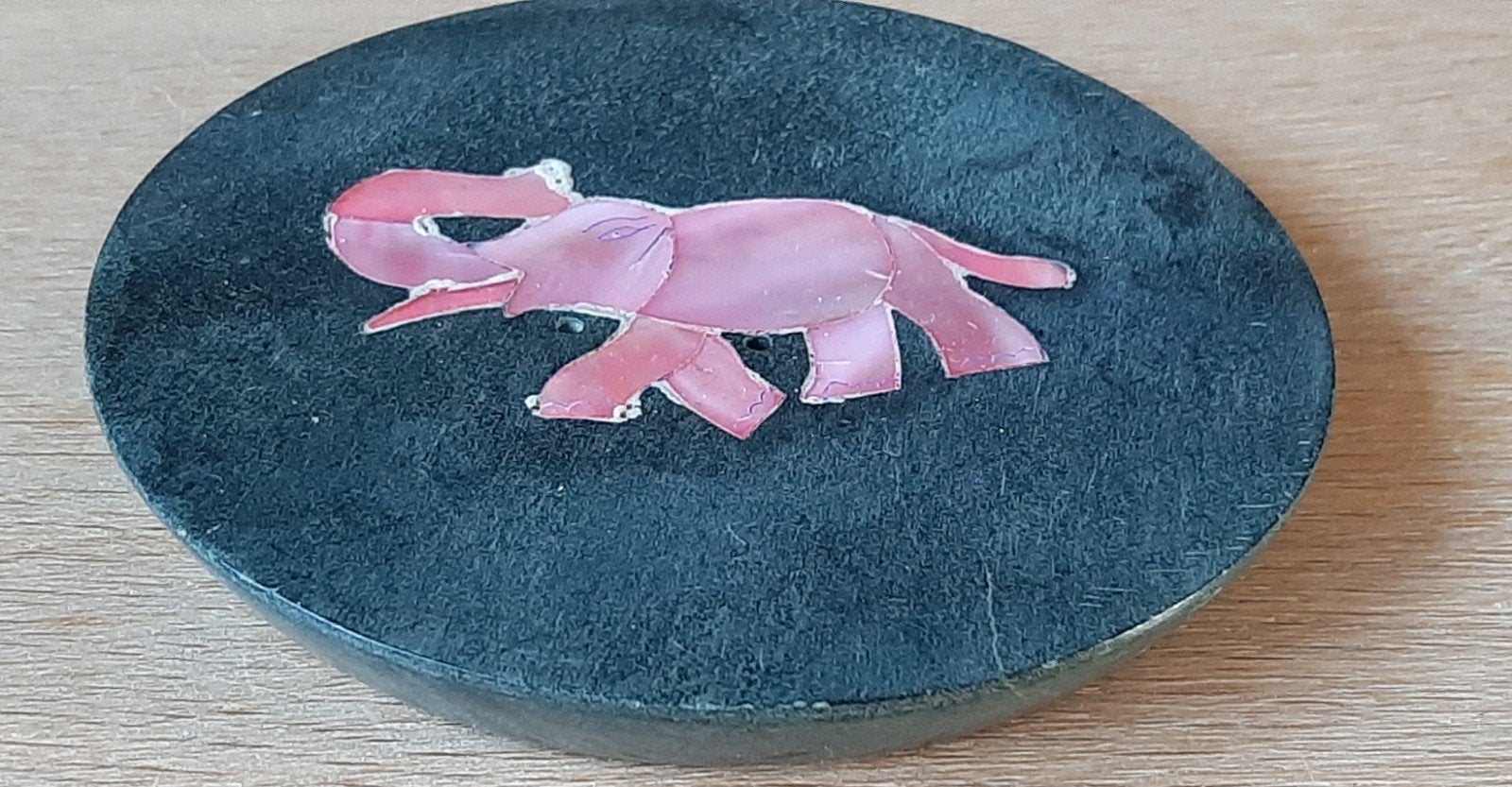 Onderzetter kisii-steen met roze olifant. Speksteenkunst, Ophalen of Verzenden