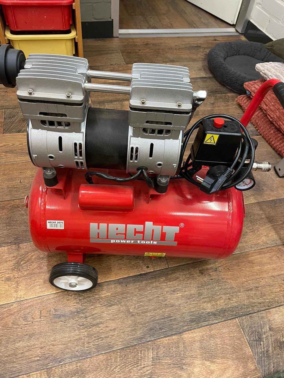 Te koop compressor Hecht 24 lt 750 watt 8 bar, Minder dan 25 liter, Ophalen, Zo goed als nieuw, Minder dan 200 liter/min