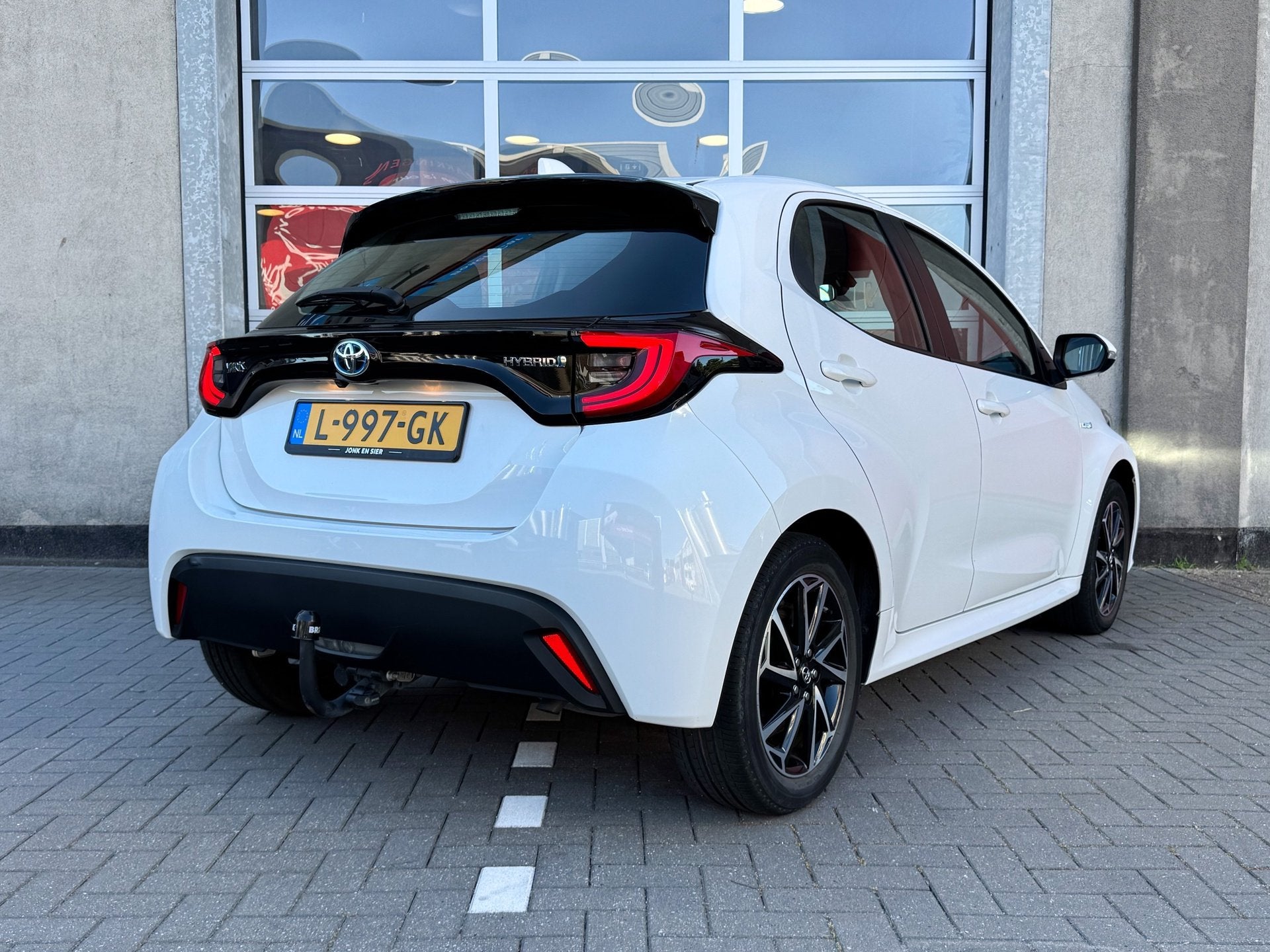 Toyota Yaris 1.5 Hybrid Dynamic|Trekhaak|Apple CarPlay/Andro, 12 maanden, Gebruikt, Wit, Bedrijf