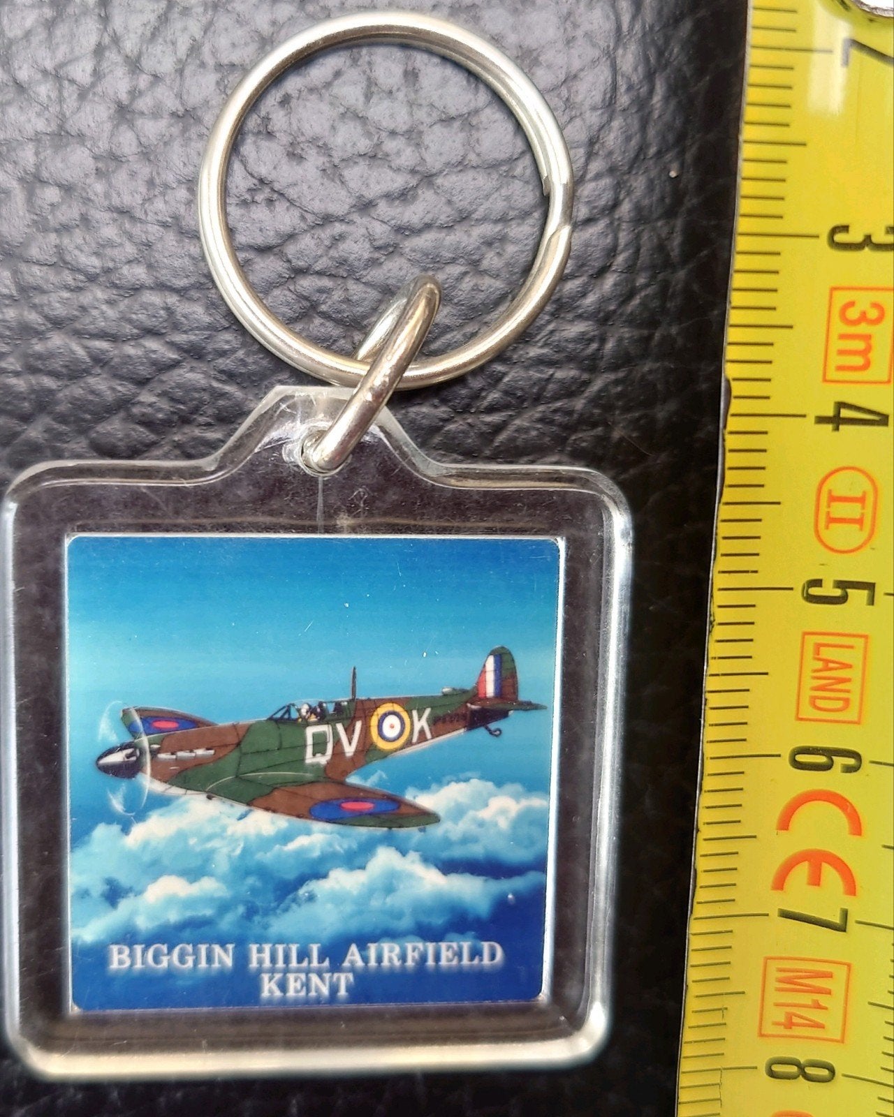 Spitfire Biggin Hill Airfield Kent Sleutelhanger, Verzamelen, Ophalen of Verzenden, Zo goed als nieuw, Overige typen
