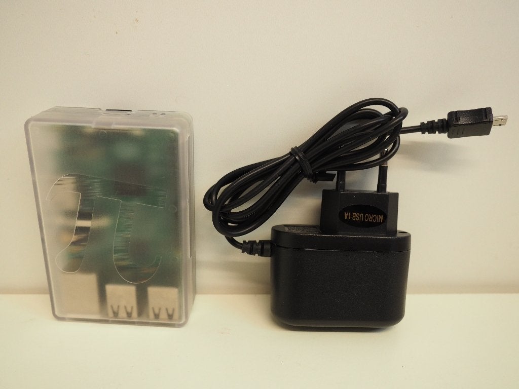 Raspberry Pi 2 Model B 1GB met behuizing en voedingsadapter, Ophalen of Verzenden, Nieuw
