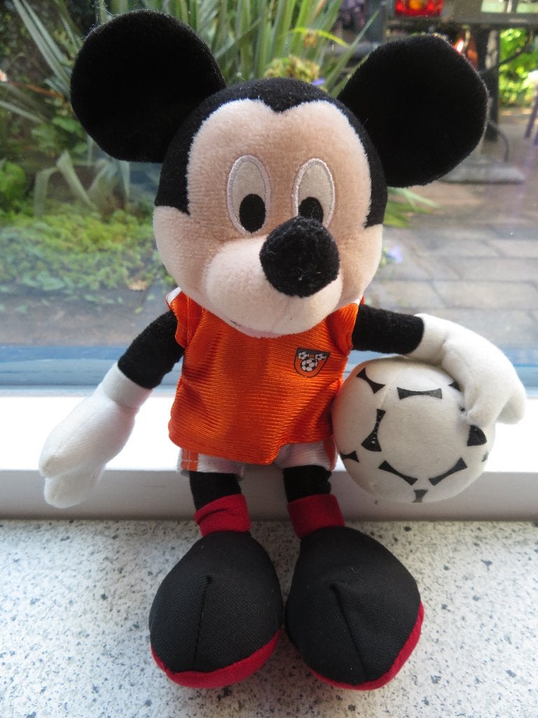 Disney Mickey Mouse met voetbal in voetbaltenue, Ophalen of Verzenden, Zo goed als nieuw, Overige typen