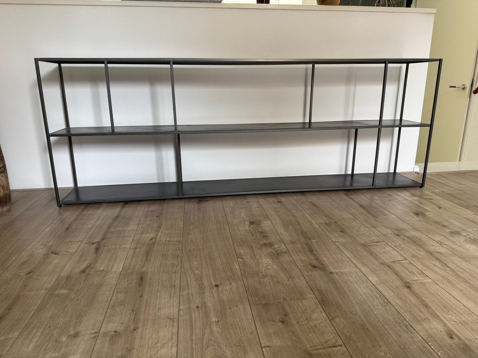 Gratis: zwarte open stalen kast / lowboard 200 cm