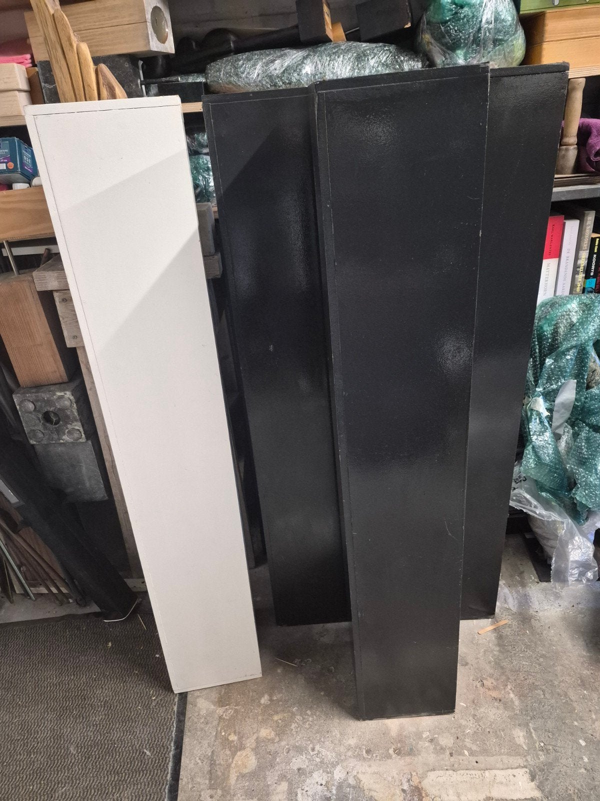 sokkels voor beelden - wit en zwart. 25.00 voor alle vier, Ophalen, Hout, Modern, Gebruikt