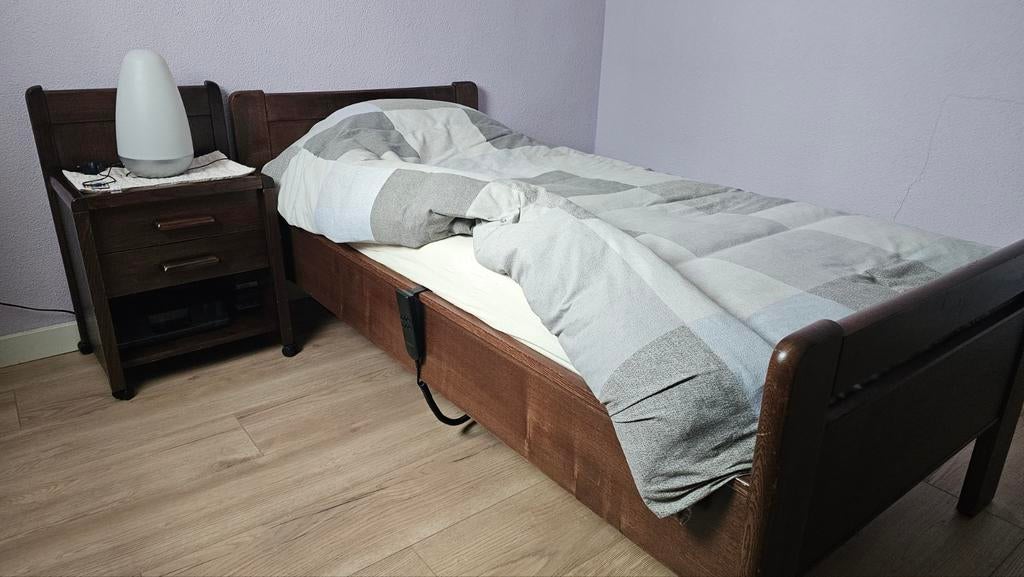 Eiken seniorenbed met verstelbare lattenbodem en nachtkastje, Huis en Inrichting, Slaapkamer | Bedden, Ophalen, 90 cm, Eenpersoons