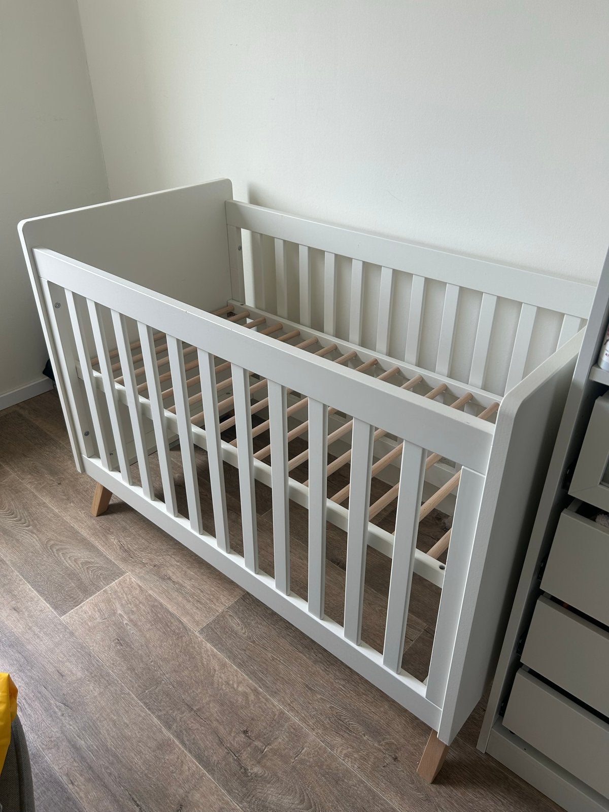 Bopita wit ledikant met houten poten, Ophalen, Gebruikt, 70 tot 85 cm, 140 tot 160 cm