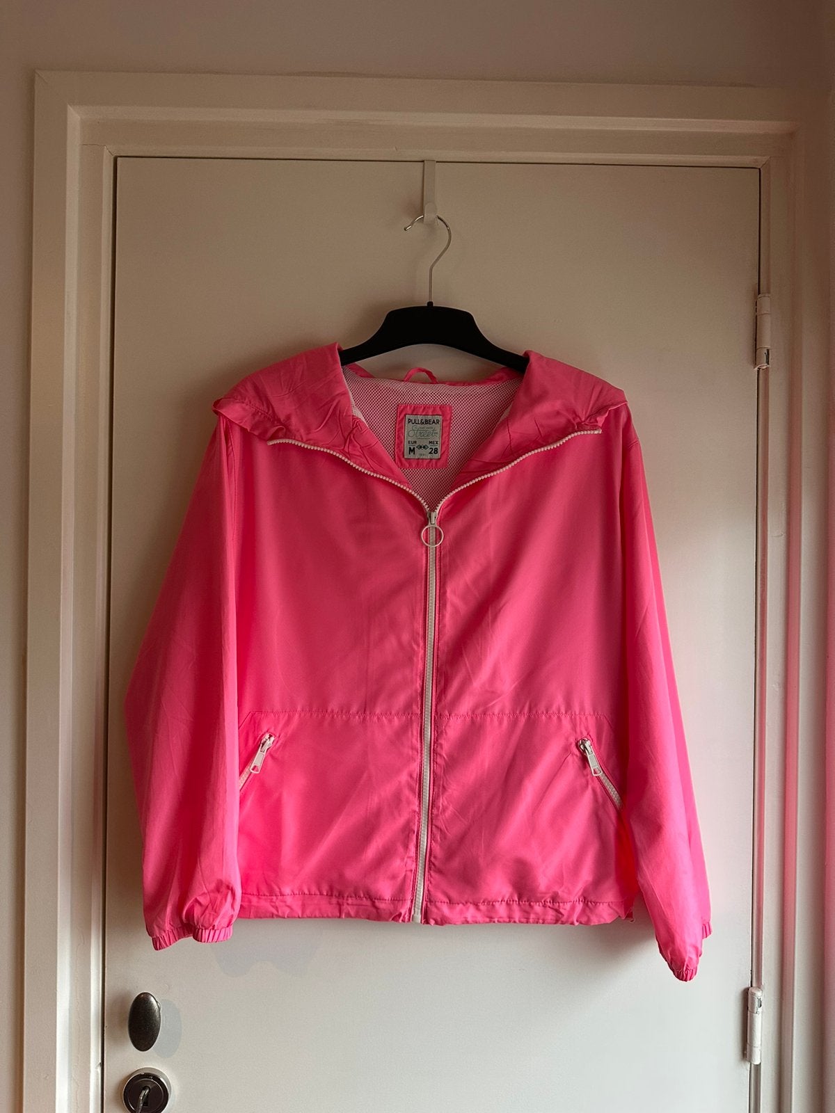 Felroze Pull & Bear windbreaker - maat M - ZGAN, Ophalen of Verzenden, Zo goed als nieuw, Maat 38/40 (M), Roze