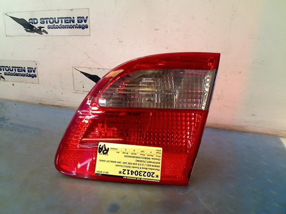 Achterlicht Rechts BINNEN E Combi (S211) 2009, Gebruikt, Mercedes-Benz AG, Mercedes-Benz, Mercedesstraße 120, Stuttgart 70372, , Duitsland