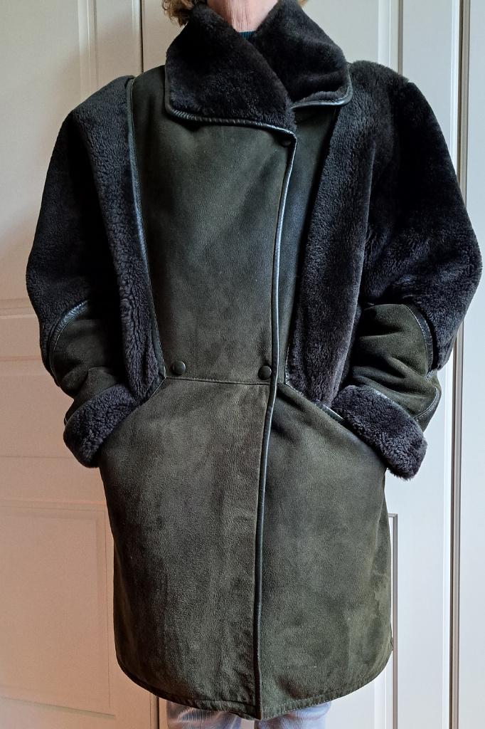 Mooie, groene mantel in daim, Kleding | Dames, Jassen | Winter, Ophalen, Zo goed als nieuw, Maat 38/40 (M), Groen