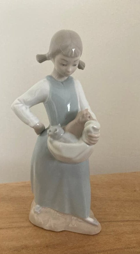 Nao Lladro beeldje meisje met poezen, Verzamelen, Ophalen of Verzenden, Gebruikt, Mens