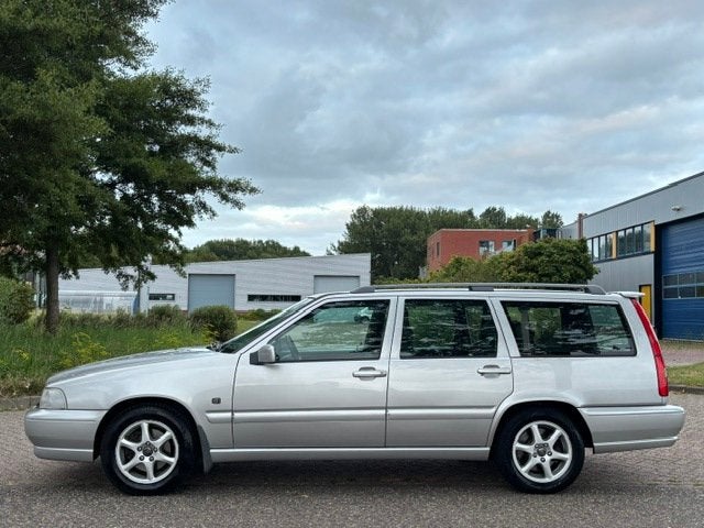 Volvo V70 2.4 Europa Automaat ECC Audio-CD/MP3 Elect. pakket, Auto's, Gebruikt, Zwart, 2435 cc, 1600 kg