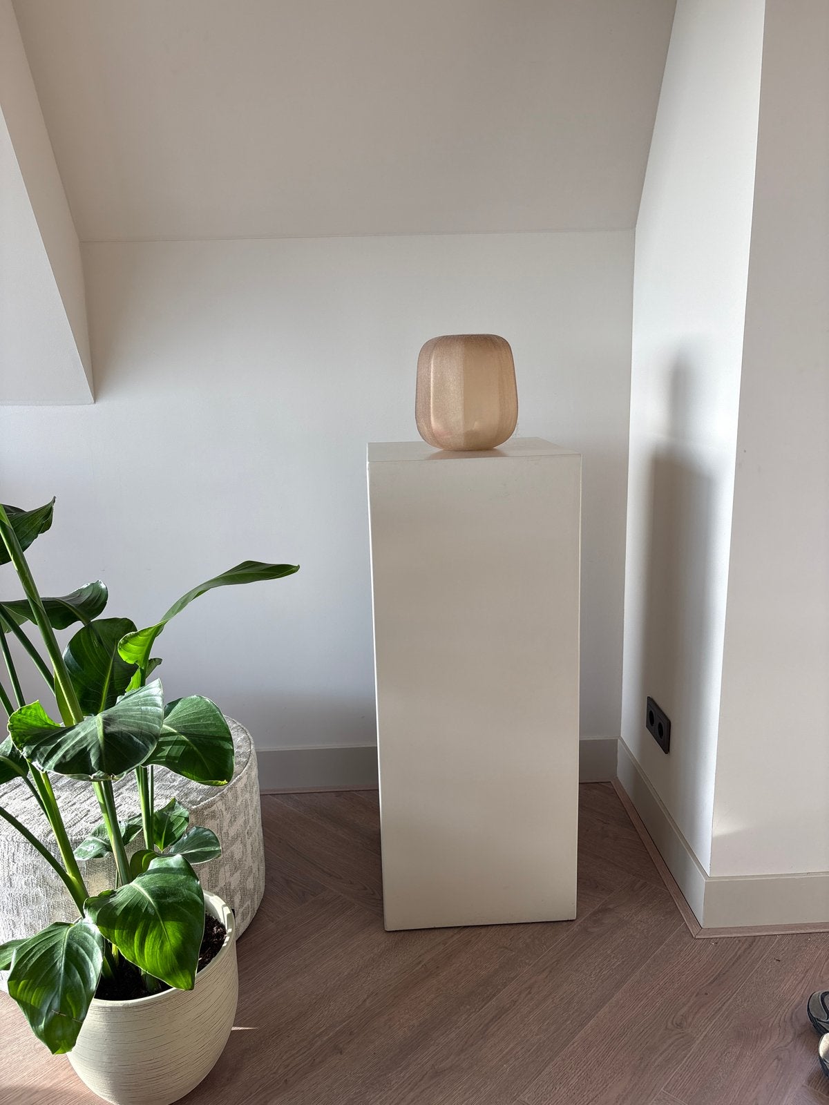 Mooie taupe zuil 1 meter hoog voor boeket of winkel, Ophalen of Verzenden, Zo goed als nieuw