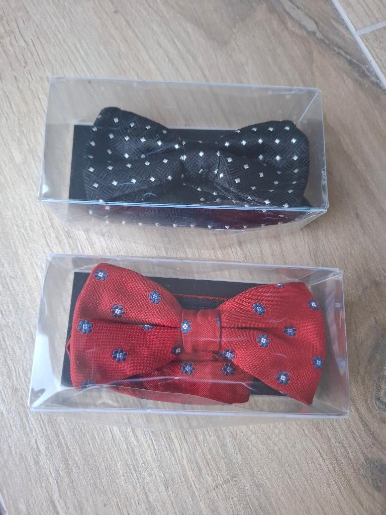 2 vlinderdassen / strikjes - rood & zwart - nieuw in doosje, Ophalen of Verzenden, Nieuw, Overige maten