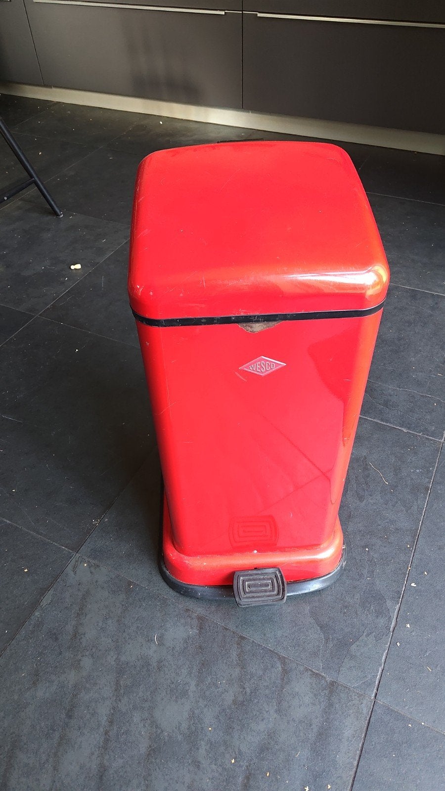 Ruime flitsend rode Wesco prullenbak, Huis en Inrichting, Woonaccessoires | Prullenbakken, Gebruikt, Metaal, 50 – 75, 30 tot 40 liter