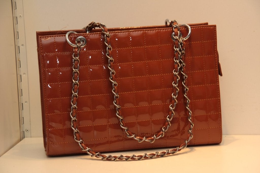 Handtas bruin lakleer met twee hengsels. Nieuw., Ophalen of Verzenden, Nieuw, Bruin, Handtas