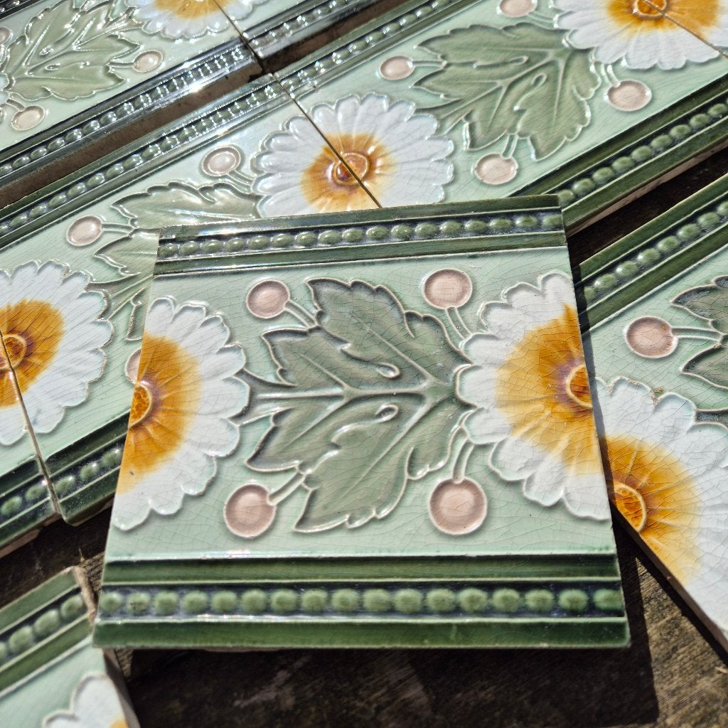 47 art nouveau randtegels grijsgroen tinten witte bloem, Antiek en Kunst, Antiek | Wandborden en Tegels, Ophalen