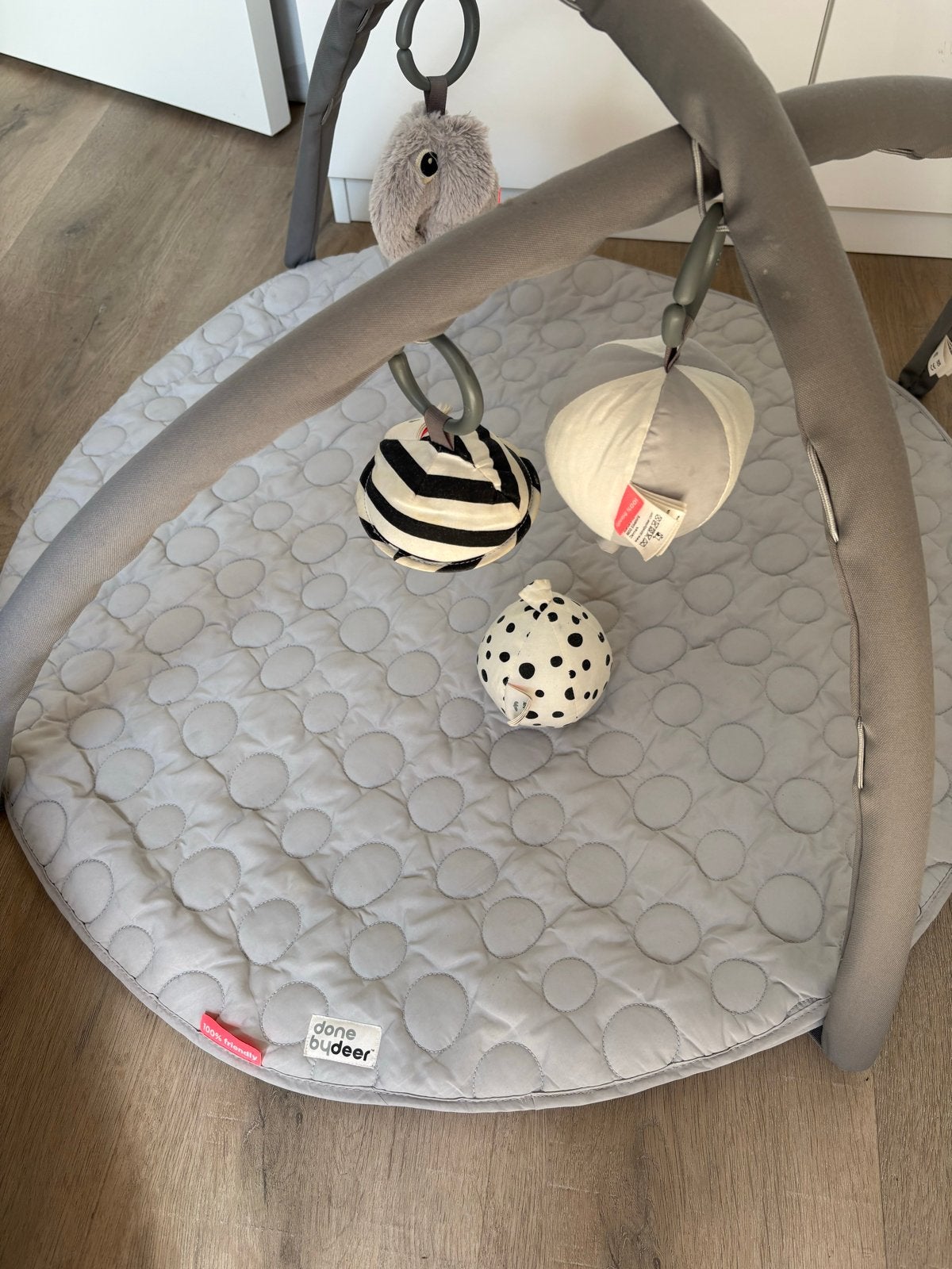 Done by Deer Speelkleed met Babygym - Grijs, Kinderen en Baby's, Speelgoed | Babyspeelgoed, Ophalen, Zo goed als nieuw, Speelkleed