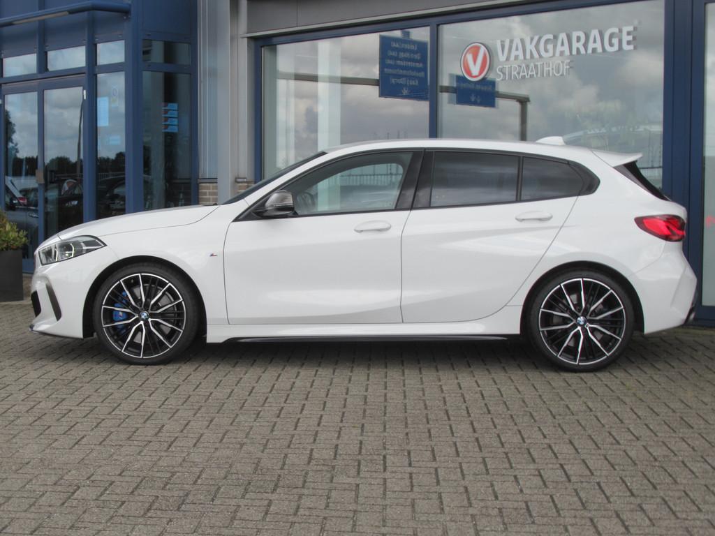 BMW 1-serie M135i xDrive Executive Edition 306 PK, Full LED, Auto's, Gebruikt, 4 cilinders, Wit, Bedrijf