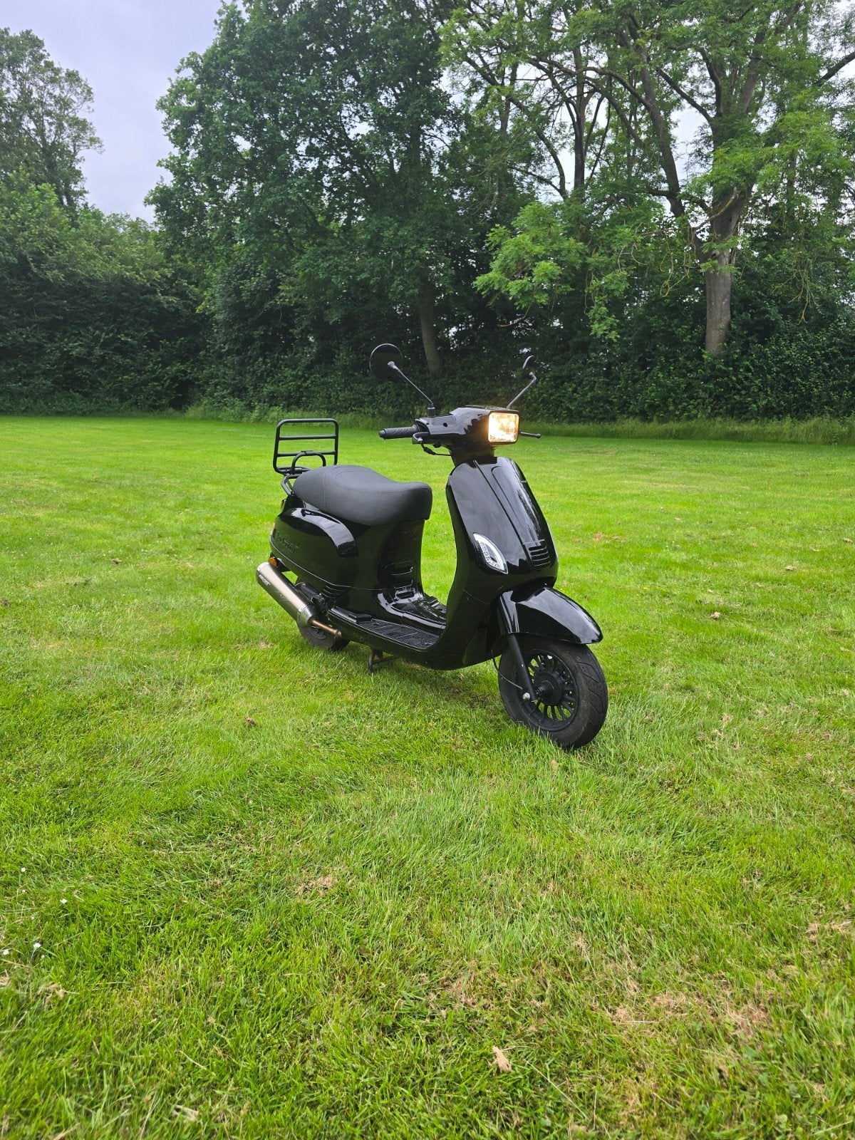 Zeer nette scooter met begrenzer en afstandsbediening, Fietsen en Brommers, Ophalen of Verzenden, Gebruikt, Benzine, Overige merken