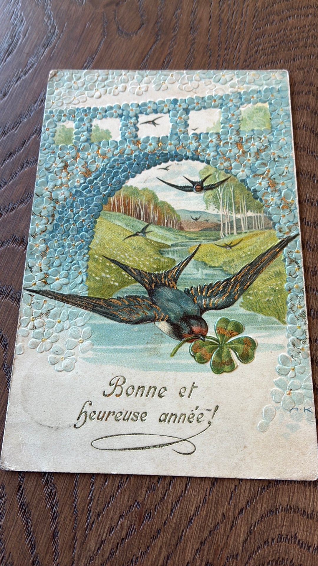 Reliefkaart.Nieuwjaar.Brug van vergeetmijnietjes,klaver,duif, Ophalen of Verzenden, Voor 1920