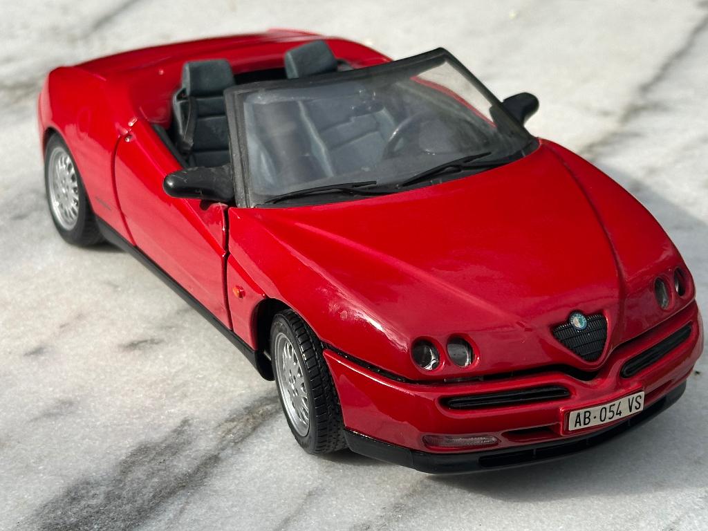 Alfa Romeo Spider, Maisto 1 op 18, Ophalen of Verzenden, Zo goed als nieuw, Auto, Maisto