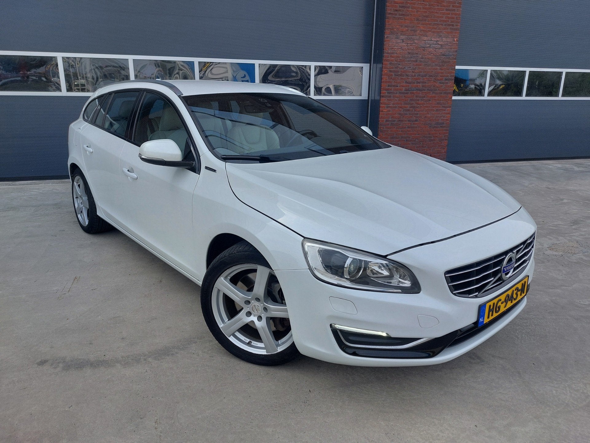 Volvo V60 2.4 D5 Twin Engine Special Edition Leer Nav LMV, Automaat, Vierwielaandrijving, 1880 kg, 11 kWh