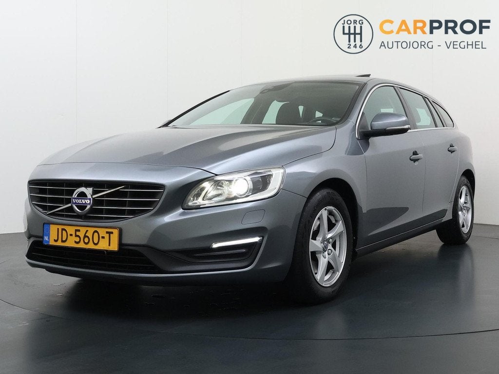 Volvo V60 2.0 D2 Momentum Business Nieuwe APK | Schuifdak |, Auto's, Volvo, Gebruikt, 4 cilinders, 1969 cc, Leder en Stof