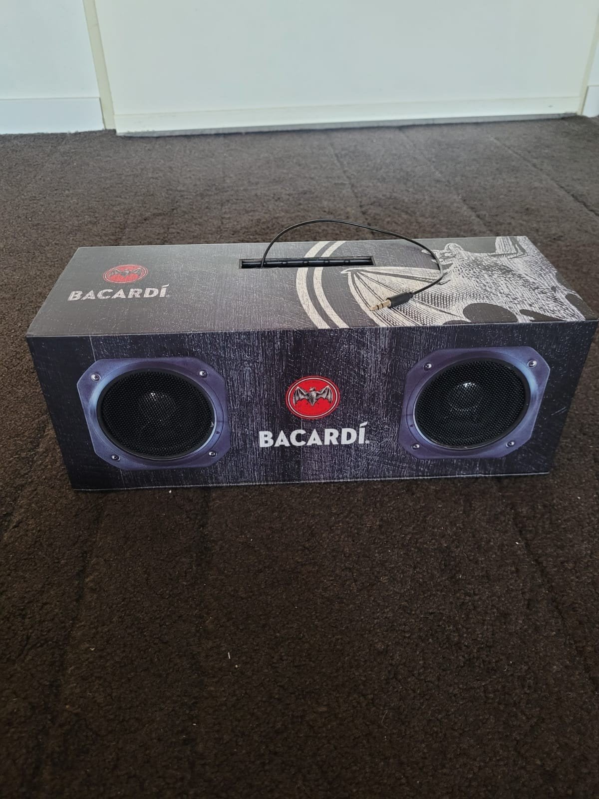 Bacardi instant speaker box, Inclusief kabels, Zo goed als nieuw, Draagbare speaker, Minder dan 60 watt