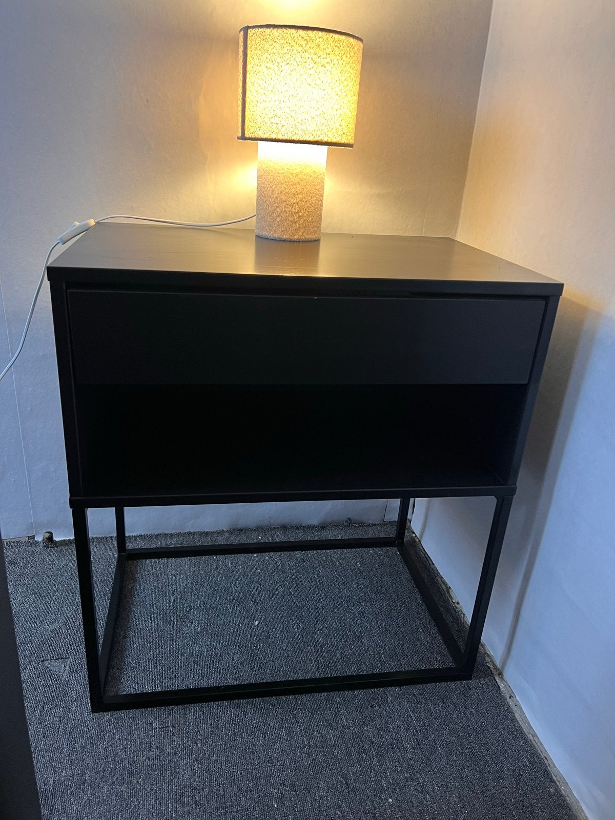 twee IKEA Vikhammer nachtkastjes zwart, Ophalen, Metaal of Aluminium, 55 tot 70 cm, Zo goed als nieuw