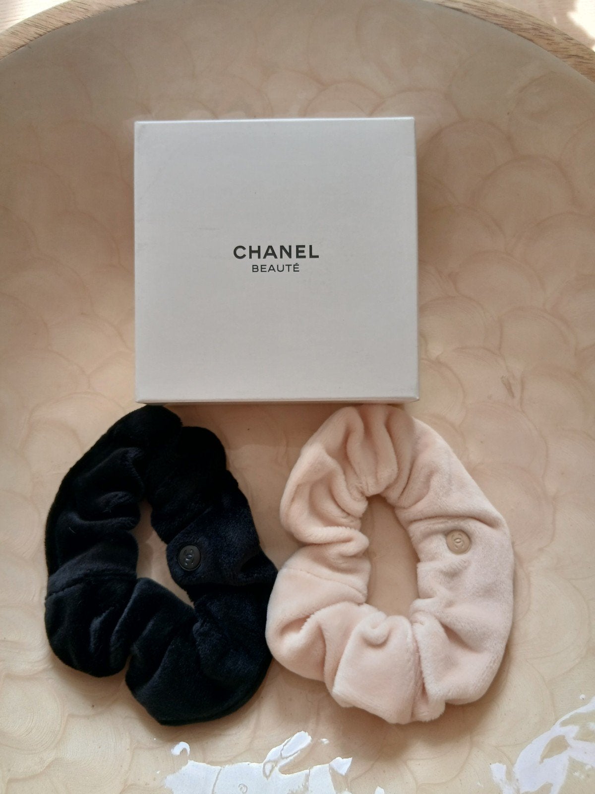 CHANEL set van 2 haar scrunchies Limited edition nu €22,50, Ophalen of Verzenden, Nieuw