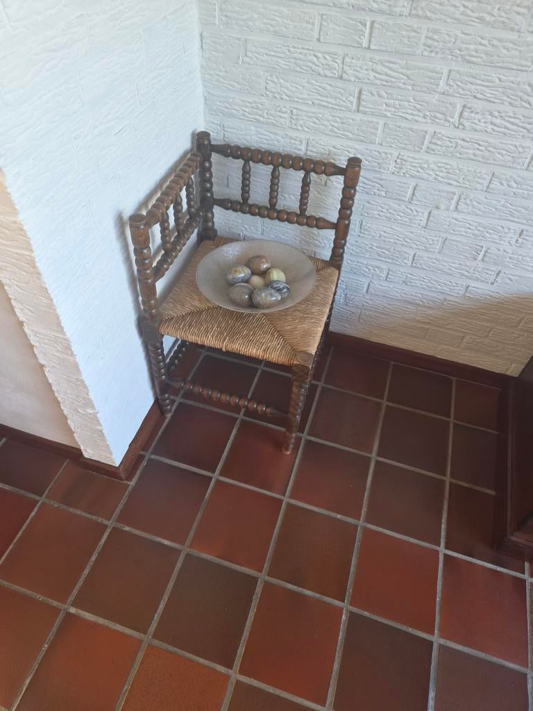 Antieke hoekstoel met biezen zitting, Antiek en Kunst, Antiek | Meubels | Stoelen en Banken, Ophalen