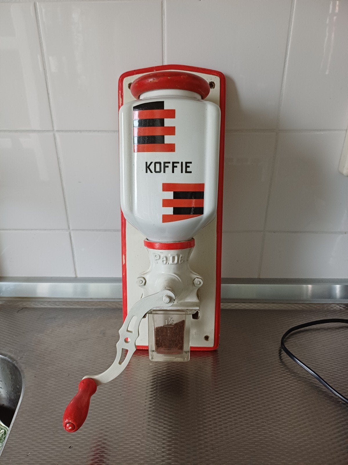 Oude handkoffiemolen, Ophalen