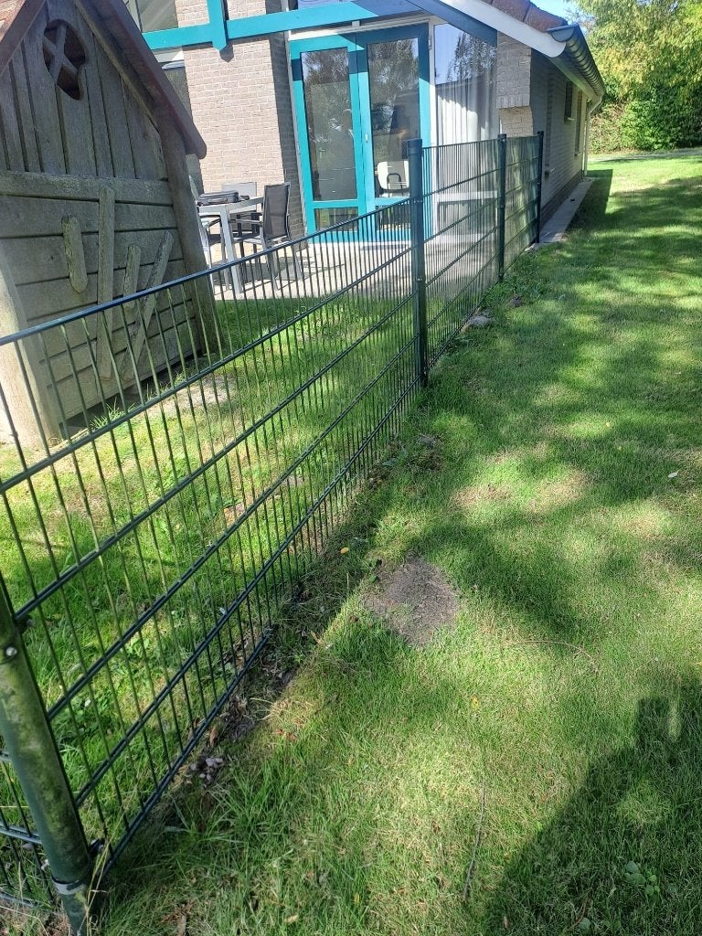Hekwerk ca. 24 meter + houten kinder speelhuisje, Ophalen, Met poort, Gebruikt, Tuinhek
