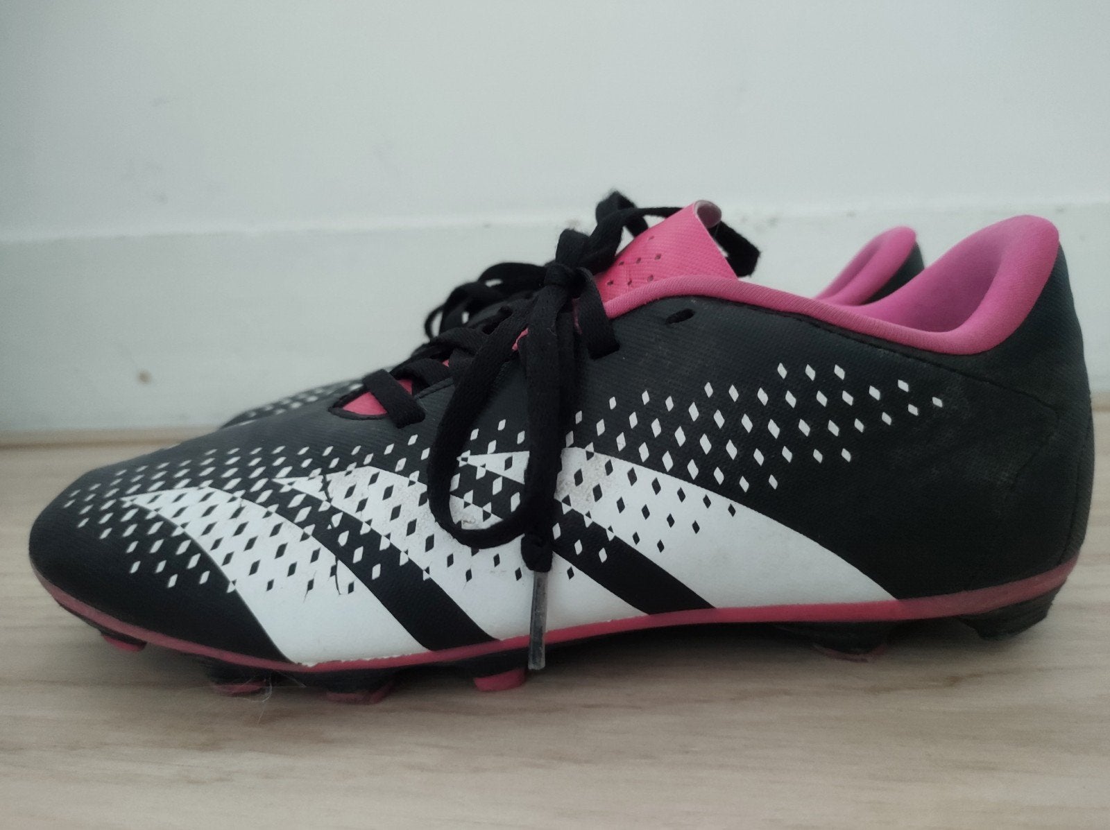 Adidas Predator voetbalschoenen - Zwart/Roze, Maat XS of kleiner, Ophalen, Gebruikt, Schoenen
