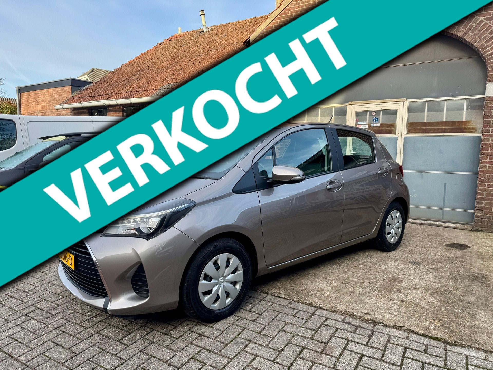 Toyota Yaris 1.0 VVT-i Aspiration I AIRCO I NAVI I 23.000 KM, Voorwielaandrijving, Stof, Euro 6, Bruin