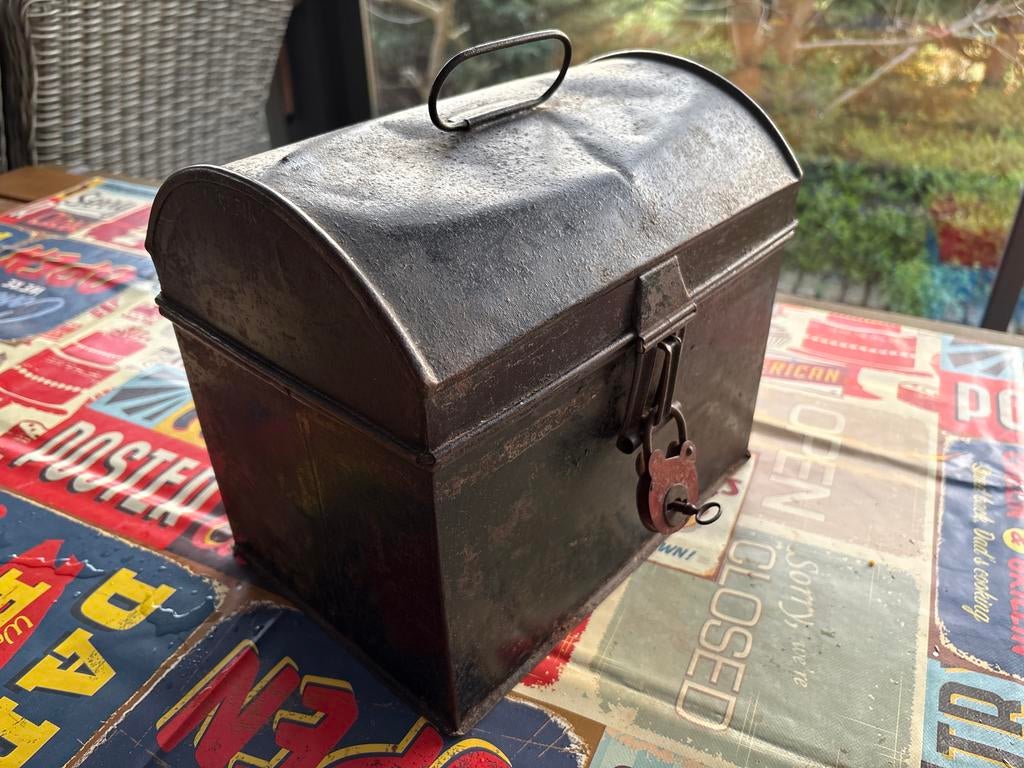 Oude metalen kist met slotje, Ophalen of Verzenden