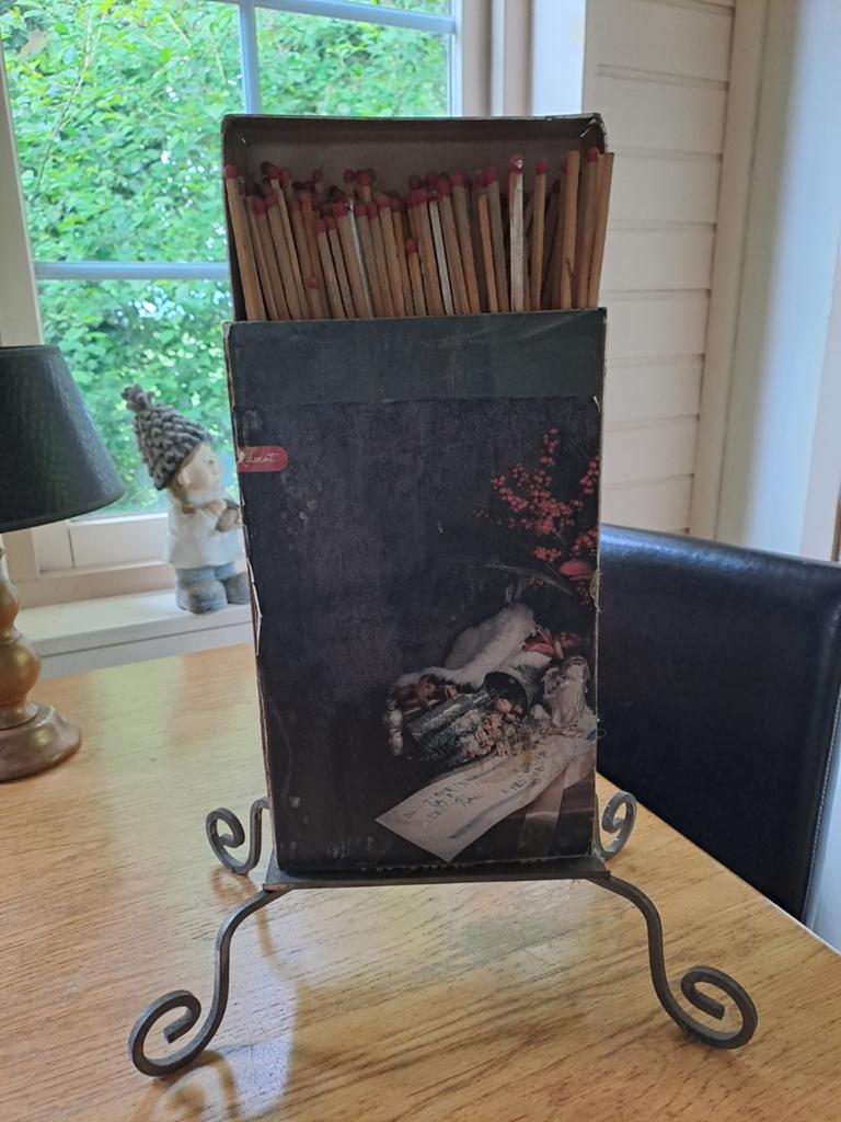 Te koop: standaard met grote lucifers voor bij de openhaard, Ophalen of Verzenden, Gebruikt, Vrijstaande haard, Houthaard