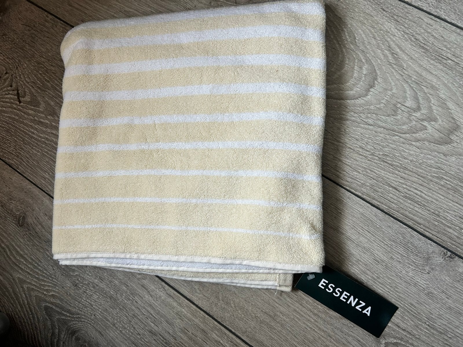Essenza gestreepte handdoek - nieuw, Ophalen of Verzenden, Nieuw, Beige, Handdoek