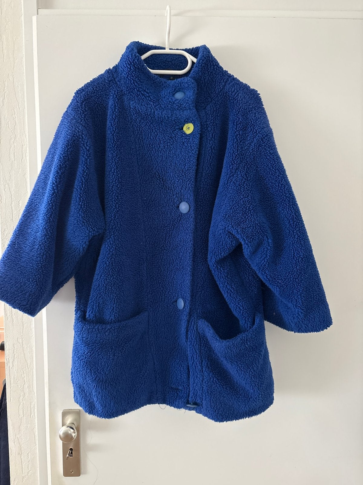 Blauwe teddy jas met knopen, Kleding | Dames, Ophalen, Zo goed als nieuw, Maat 42/44 (L), Carnaval