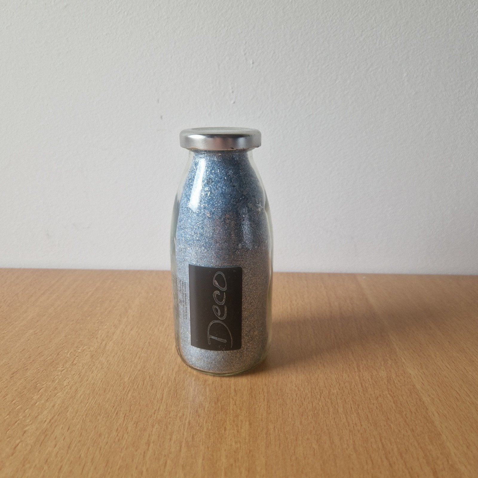 Decoratieve fles met blauwe glitters zand - Deco, Gebruikt, Blauw, Ophalen of Verzenden, Modern