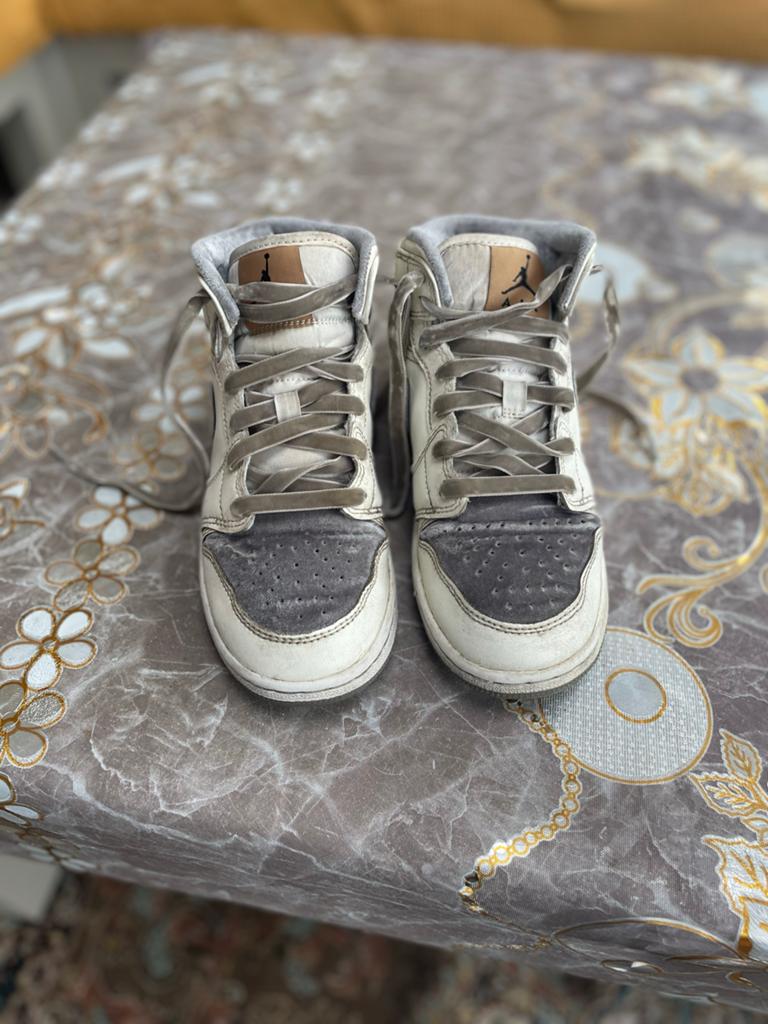 Air jordan mid 1 SE GS pewter velver toe, Kinderen en Baby's, Kinderkleding | Schoenen en Sokken, Ophalen, Gebruikt, Jongen of Meisje