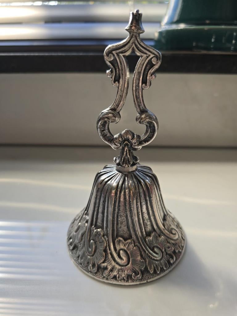 Antieke Zilverkleurige Tafelbel met Sierlijke Details, Ophalen of Verzenden, Zilver