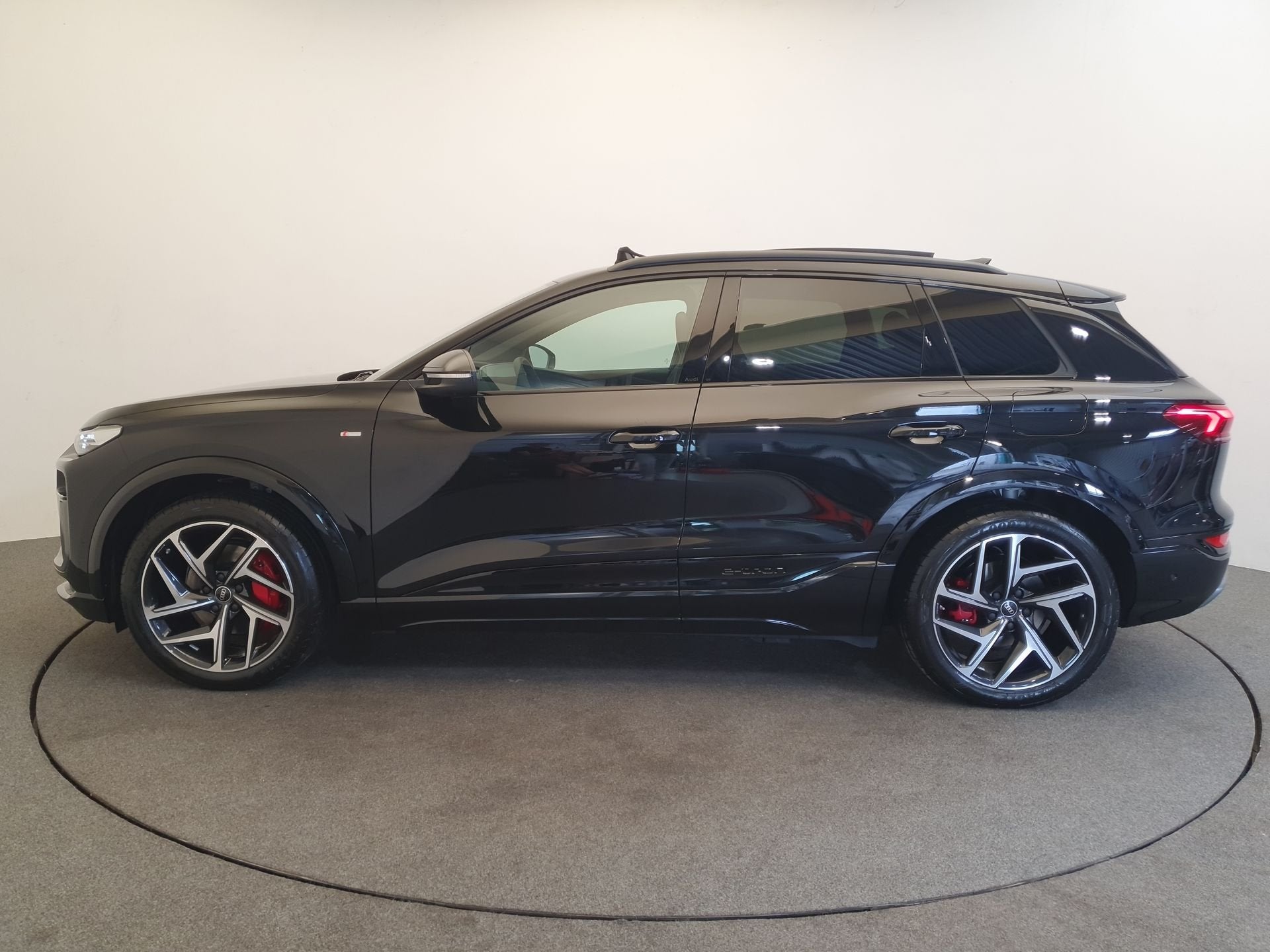 Audi Q6 e-tron S edition performance 100 kWh 306pk Wegklapba, Automaat, Adaptive Cruise Control, Zwart, SUV of Terreinwagen
