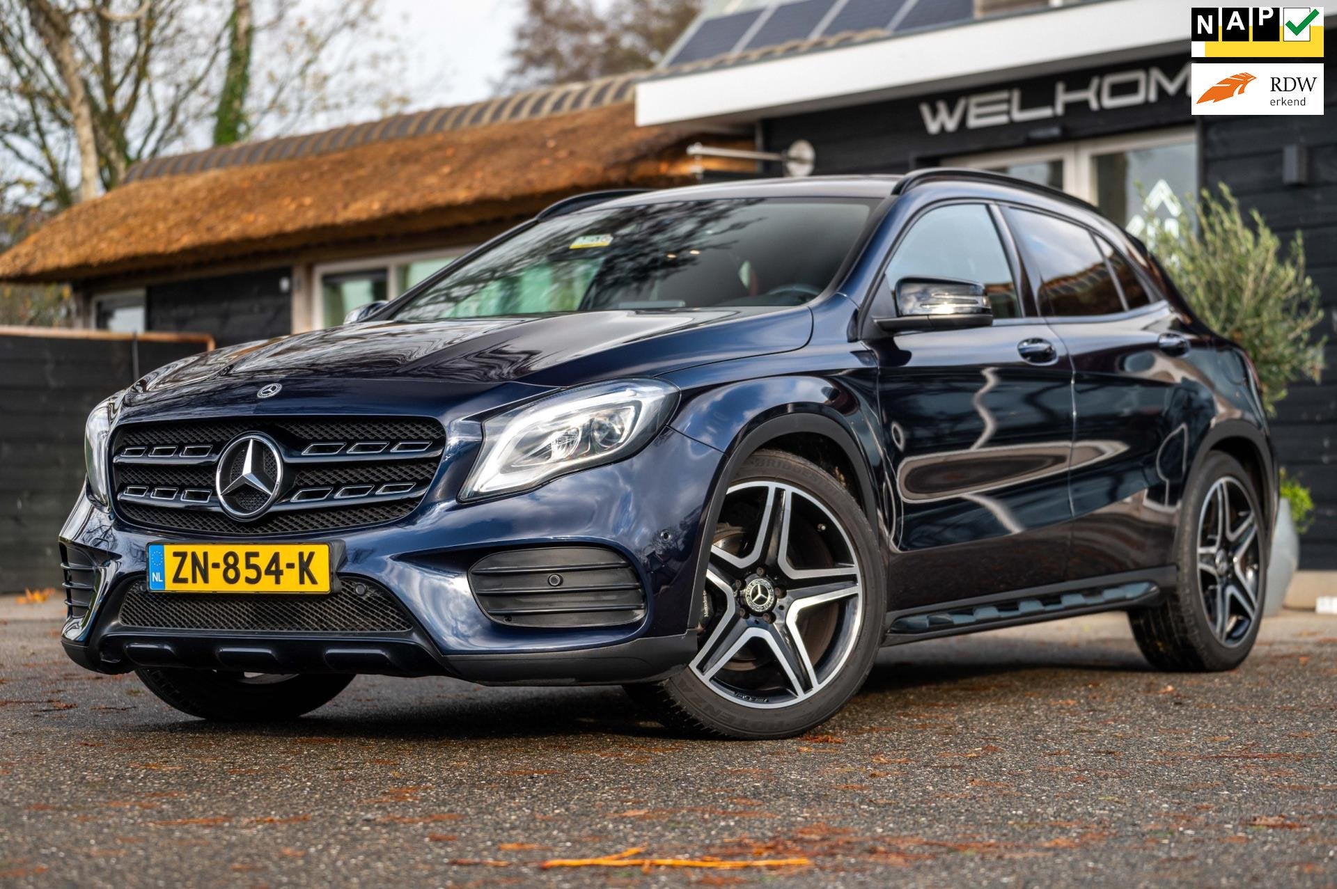 Mercedes-Benz GLA-klasse 180 Business Solution AMG Night Upg, Auto's, 4 cilinders, 715 kg, Blauw, Leder en Stof