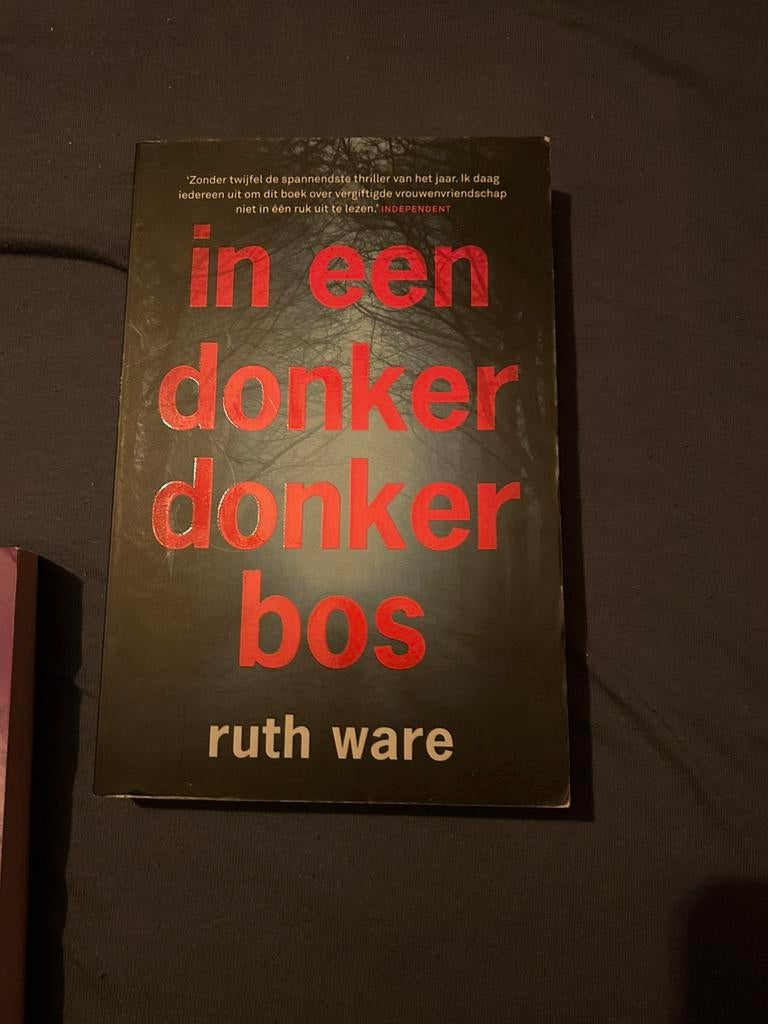 In een donker donker bos - Ruth Ware, Ophalen of Verzenden, Zo goed als nieuw