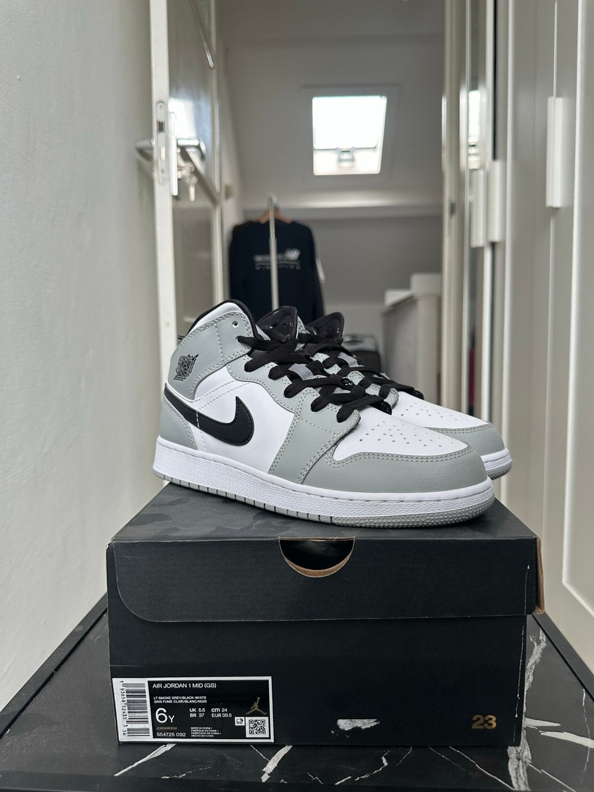 Nike Air Jordan 1 Mid (GS) Light Smoke Grey, Kleding | Dames, Ophalen of Verzenden, Nieuw, Grijs, Sneakers of Gympen