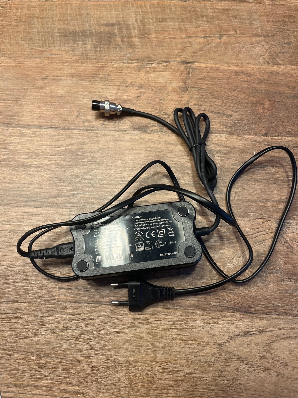 Accu oplader Batterijlader  24V 2A elektrische fiets, Zo goed als nieuw