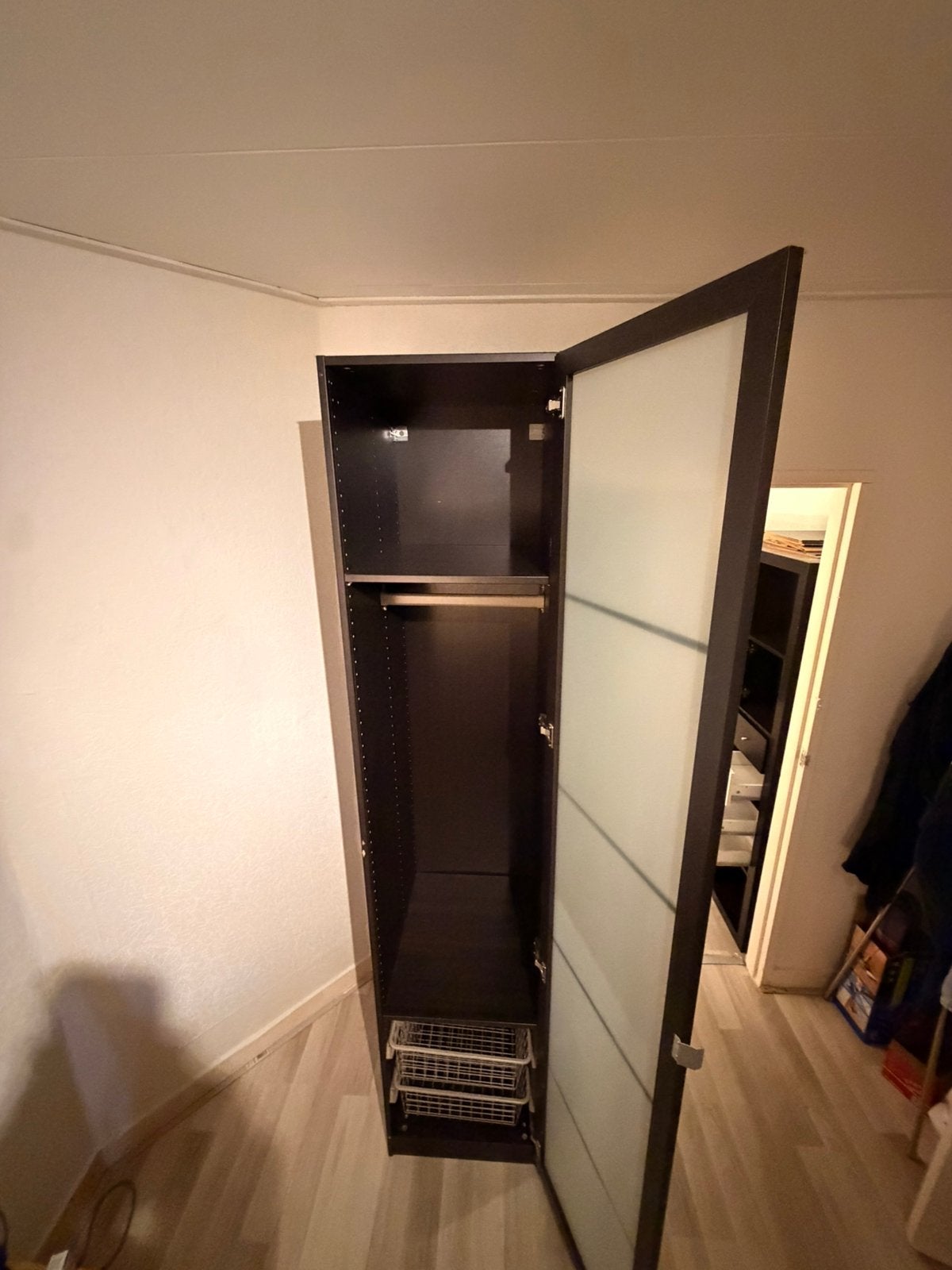 Hoge smalle kledingkast – Zwart met matglazen deur, Ophalen, Met deur(en), 200 cm of meer, Overige houtsoorten