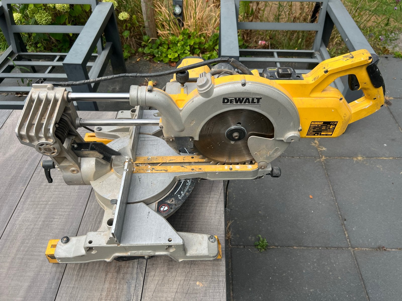 DeWalt DWS778 Afkortzaagmachine - Krachtig en Nauwkeurig, Ophalen, Gebruikt, 70 mm of meer, Afkortzaag