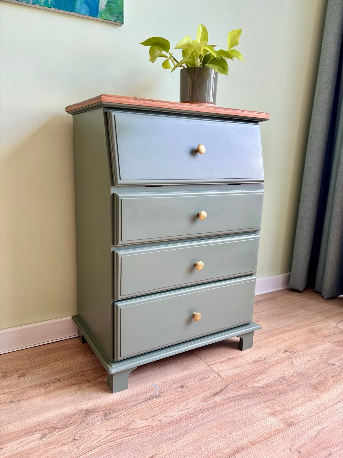 Saliegroen kastje / secretaire met houten blad, Huis en Inrichting, Kasten | Ladekasten, Ophalen, Vintage, 50 tot 100 cm, Zo goed als nieuw